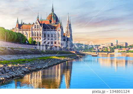 Side view of the Parliament building on Danube River, Budapest, Hungary Side view of the Parliament building on Danube River, Budapest, Hungary 134801124