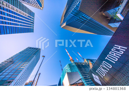 日本の東京都市景観新風景。TOKYO TORCH 大手町に巨大鉄骨構造体。東京の玄関口・東京駅前に… 134801368