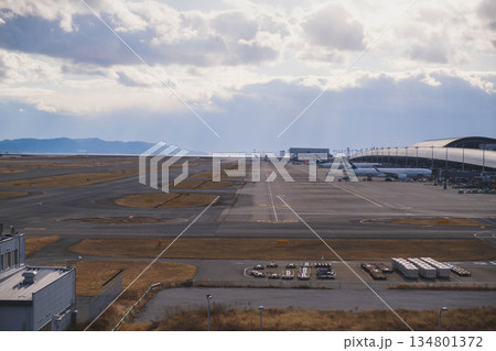[関西国際空港]曇り空と滑走路 134801372