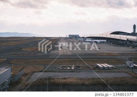 [関西国際空港]曇り空と滑走路 134801377