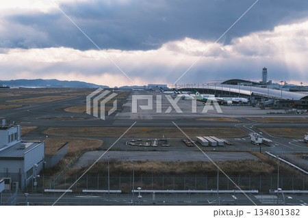 [関西国際空港]曇り空と滑走路 134801382