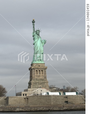 クルーズ船から臨む自由の女神像 134801459