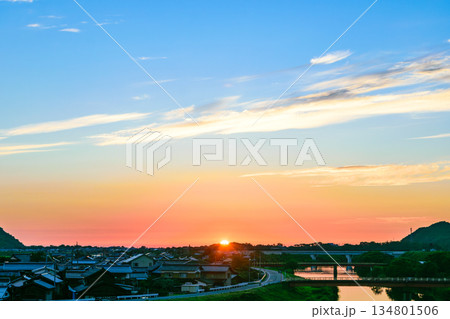 鳥取県岩美町 日没の蒲生川と本庄の町並み 鳥取県岩美町 日没の蒲生川と本庄の町並み 134801506