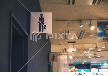[関西国際空港]トイレの入口の看板 134801672