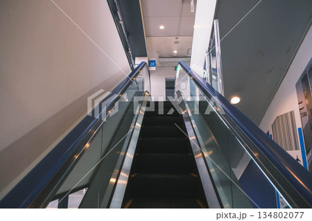[関西国際空港]エスカレーターを下から眺めた風景 134802077