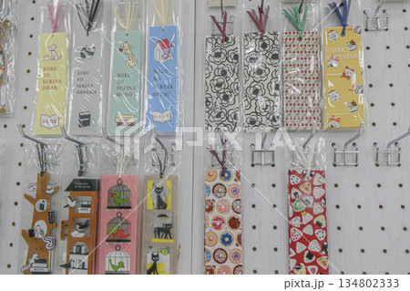 本に挟める色とりどりでデザインも可愛い栞 134802333