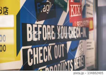 [関西国際空港]カラフルな壁 134802405