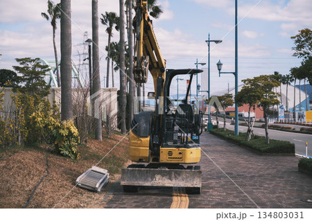 [和歌山マリーナシティ]歩道に停められたショベルカー 134803031