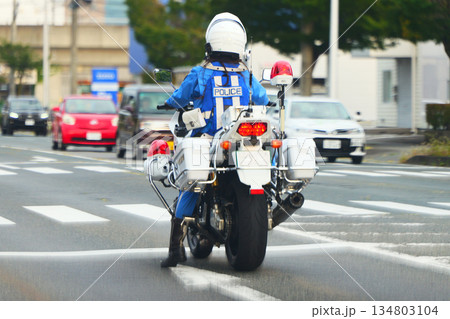 道路を走るバイク 白バイ 道路を走るバイク 白バイ 134803104