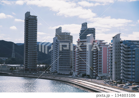 [和歌山マリーナシティ]カラフルなマンション群 134803106