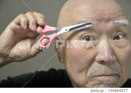 老人の眉毛カット 老人の眉毛カット 134804877