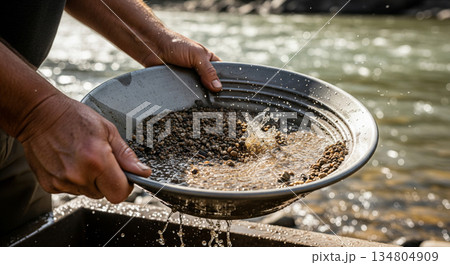 Prospector holds a metal panning dish filled...のイラスト素材 [134804909] - PIXTA