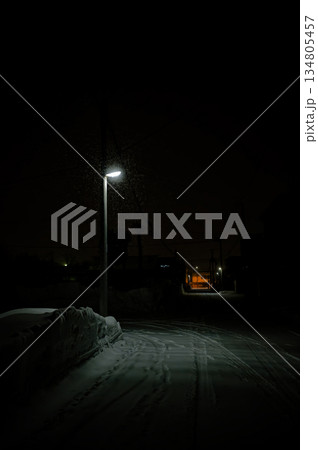 雪が降る夜の街並み 雪が降る夜の街並み 134805457