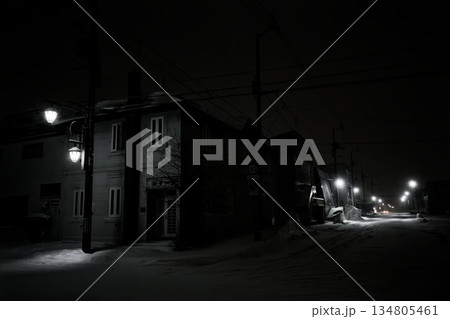 雪が降る夜の街並み 134805461