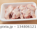 食品トレーに入った鶏手羽元 134806121