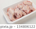 食品トレーに入った鶏手羽元 134806122
