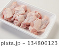 食品トレーに入った鶏手羽元 134806123