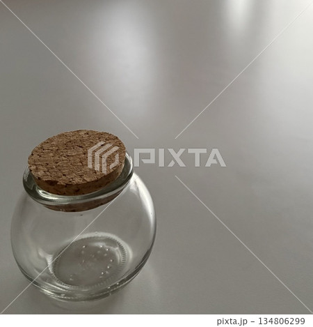 白いテーブルとガラス瓶のある静かな時間 134806299