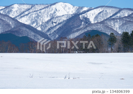 春近い里の雪山 春近い里の雪山 134806399