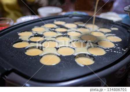 とても楽しい日本の一般家庭のたこ焼きパーティー 134806701
