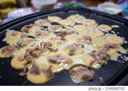 とても楽しい日本の一般家庭のたこ焼きパーティー 134806702
