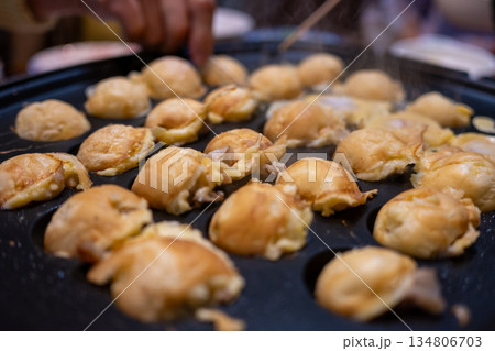 とても楽しい日本の一般家庭のたこ焼きパーティー 134806703