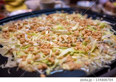 とても楽しい日本の一般家庭のたこ焼きパーティー とても楽しい日本の一般家庭のたこ焼きパーティー 134806704