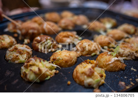 とても楽しい日本の一般家庭のたこ焼きパーティー とても楽しい日本の一般家庭のたこ焼きパーティー 134806705