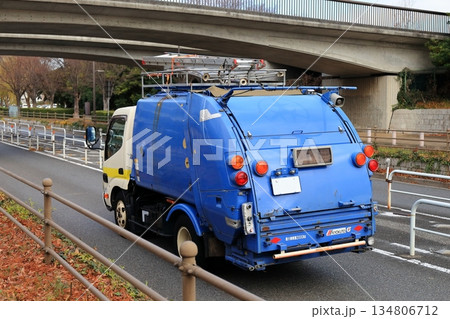 塵芥車（ゴミ収集車） 134806712