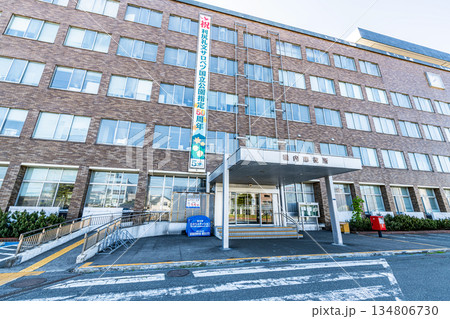 北海道稚内市　晴天の稚内市役所 134806730