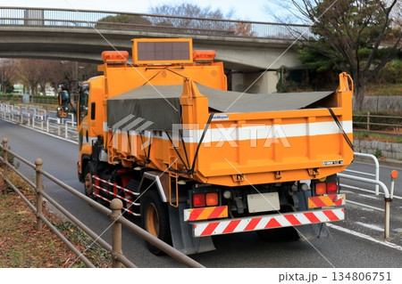 ダンプトラック（道路維持作業車） 134806751