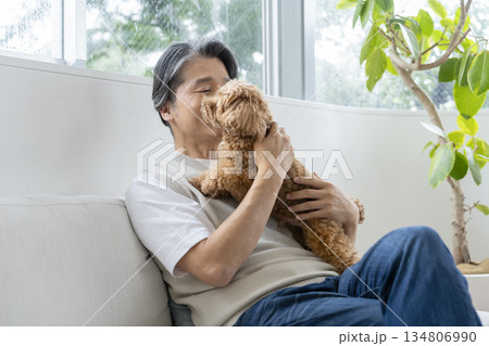 愛犬を抱く中高年男性 犬との暮らしイメージ 愛犬を抱く中高年男性 犬との暮らしイメージ 134806990
