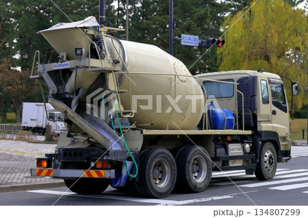 アジテータトラック(コンクリートミキサー車) アジテータトラック(コンクリートミキサー車) 134807299