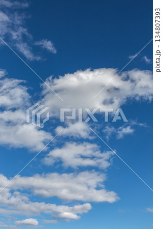 天空の青空に浮く雲の造形【背景素材】 天空の青空に浮く雲の造形【背景素材】 134807393