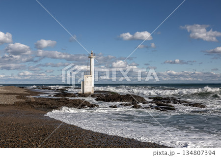 大洗海岸の平太郎浜にある灯柱と波と白雲のある景色 大洗海岸の平太郎浜にある灯柱と波と白雲のある景色 134807394