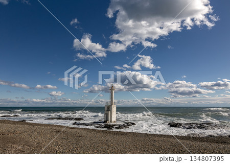 大洗海岸の平太郎浜にある灯柱と波と白雲のある景色 大洗海岸の平太郎浜にある灯柱と波と白雲のある景色 134807395