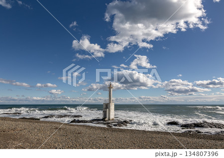 大洗海岸の平太郎浜にある灯柱と波と白雲のある景色 大洗海岸の平太郎浜にある灯柱と波と白雲のある景色 134807396