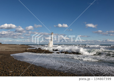 大洗海岸の平太郎浜にある灯柱と波と白雲のある景色 大洗海岸の平太郎浜にある灯柱と波と白雲のある景色 134807399