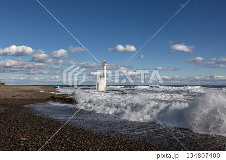 大洗海岸の平太郎浜にある灯柱と波と白雲のある景色 134807400