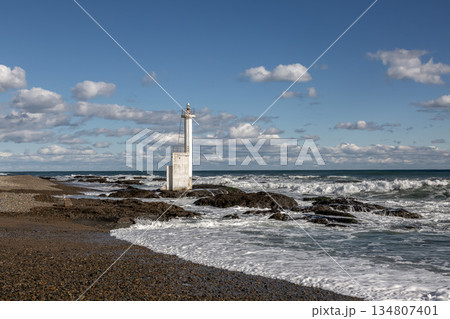 大洗海岸の平太郎浜にある灯柱と波と白雲のある景色 134807401