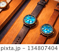 革ベルトの腕時計が並ぶ木製テーブル　クラシックなデザインの時計 134807404