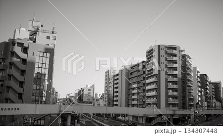 王子神谷の歩道橋から見た住宅街 モノクロで切り取った都市風景 王子神谷の歩道橋から見た住宅街 モノクロで切り取った都市風景 134807448