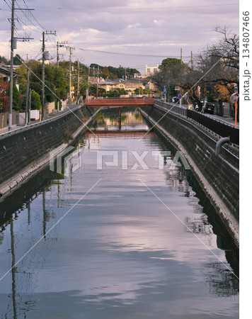市川・真間川の水路と赤い橋 夕方の街並み 市川・真間川の水路と赤い橋 夕方の街並み 134807466