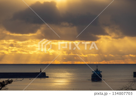大船渡湾の日の出風景 134807703