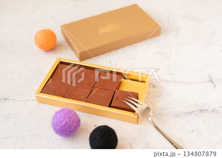 箱に入ったおいしそうな生チョコレート 134807879