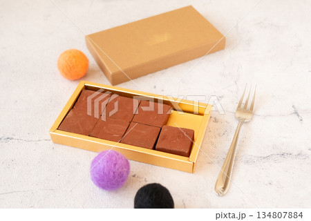 箱に入ったおいしそうな生チョコレート 134807884