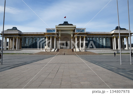 モンゴル・ウランバートルのスフバートル広場と国会議事堂(政府宮殿) モンゴル・ウランバートルのスフバートル広場と国会議事堂(政府宮殿) 134807978