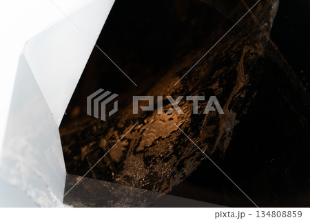 スモーキークォーツの原石のクローズアップ スモーキークォーツの原石のクローズアップ 134808859