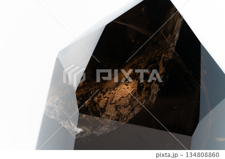 スモーキークォーツの原石のクローズアップ 134808860