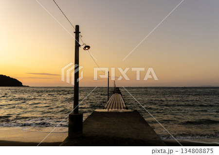 夕方の千葉県南房総の岡本桟橋 134808875